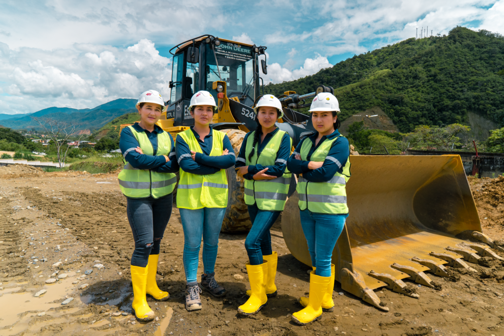 Proyecto de vinculación Escop UTPL - Mujer en la industria de la construcción a través del manejo de maquinaria pesada - Licencia tipo G Ecuador